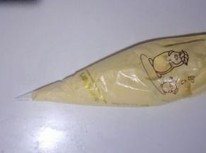 把蛋糕糊装入裱花袋，尖端剪一个小口子