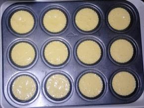 把蛋糕糊挤入，约9分满