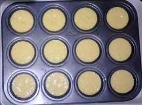 把蛋糕糊挤入，约9分满