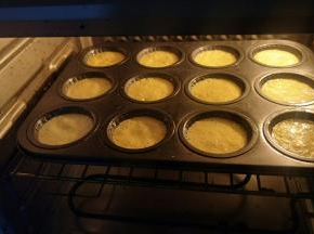 放入提前预热好的烤箱中层，上下火180度约烤12分钟左右