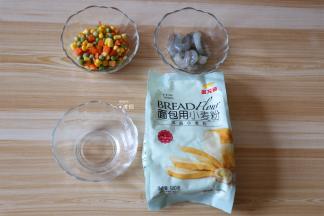 准备好食材，我用的是金龙鱼烘焙粉中的高筋小麦粉，用高筋粉做的面食口感更劲道有嚼劲；