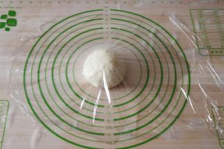 将面包用小麦粉、50g水和一小撮盐混合揉成一个均匀的面团，盖上保鲜膜静置半小时，醒面；