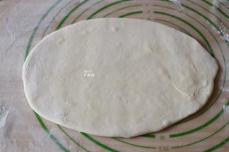 将面团擀开，厚度约为4毫米左右；