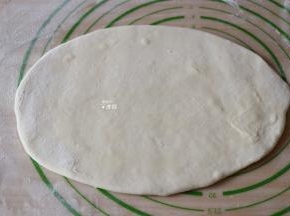 将面团擀开，厚度约为4毫米左右；