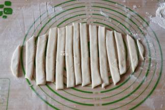 切成宽约1厘米的长条；