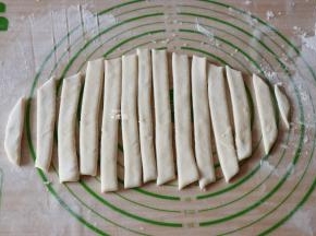 切成宽约1厘米的长条；