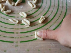 用大拇指用力按住面丁的中间，然后再往前推即可；