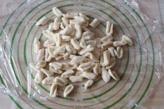 所有面丁都做成猫耳朵后盖上保鲜膜备用，以免长时间暴露在空气中水分挥发变干变硬开裂；