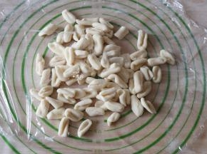 所有面丁都做成猫耳朵后盖上保鲜膜备用，以免长时间暴露在空气中水分挥发变干变硬开裂；