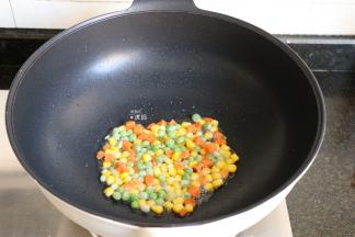 热锅冷油，倒入什锦菜煸炒一会儿；