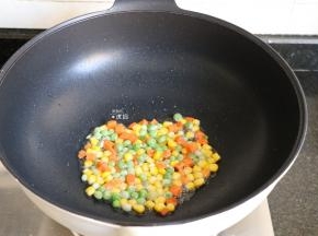 热锅冷油，倒入什锦菜煸炒一会儿；