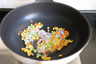倒入虾仁煸炒至变色（虾仁提前用盐腌制十分钟）；