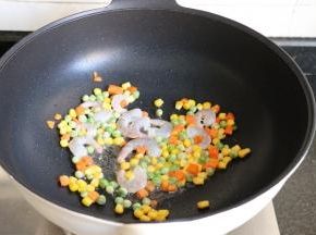 倒入虾仁煸炒至变色（虾仁提前用盐腌制十分钟）；