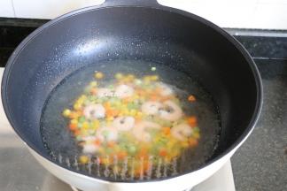 加入适量热开水煮沸；