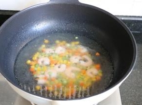 加入适量热开水煮沸；