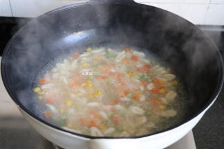 倒入猫耳朵煮至全部浮起；