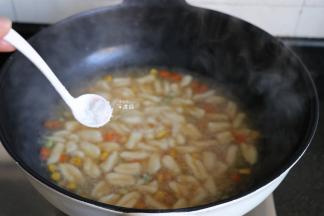 加入适量盐、生抽、香醋调味即可；