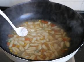 加入适量盐、生抽、香醋调味即可；