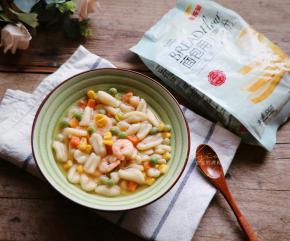 劲道有嚼劲，色彩鲜艳，娃一边吃一边直嚷嚷太好吃了，哈哈！