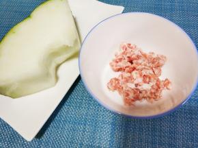 准备冬瓜一块和肉末。