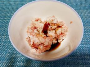 肉末用蚝油，料酒，胡椒粉，生抽，姜粒，盐，拌匀腌制十五分钟。