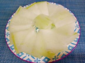冬瓜切片摆盘。
