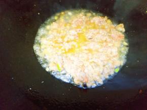 热油放葱姜炒香到入肉末炒至变色。