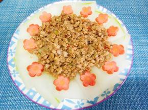 炒好的肉末浇在冬瓜上，摆上胡萝卜片。