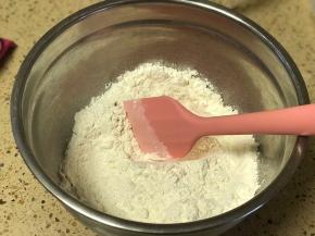 低筋面粉和泡打粉混合均匀。