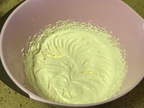 淡奶油加糖打发至8分的状态，转动盆不流动。