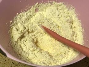 倒入淡奶油盆里翻拌均匀。