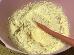 倒入淡奶油盆里翻拌均匀。