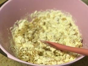 加入花生碎再次翻拌均匀。