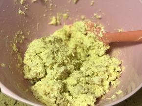 翻拌好的面糊是稍稍湿润但是成型的。