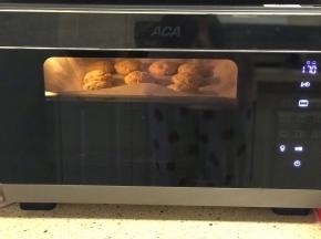 烤箱预热后放入饼干，170度上下火烘烤18分钟，烤好后再焖10分钟。