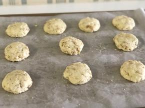 分成30克一个大小的球状，稍稍按扁。