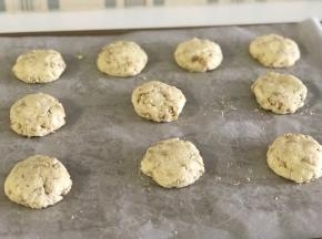 分成30克一个大小的球状，稍稍按扁。