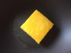 平底锅中刷上少许油，小火煎