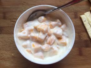 芒果和酸奶混合搅拌均匀