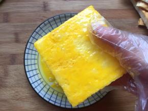 鸡蛋打散，将两面吐司裹上蛋液