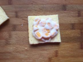 将芒果酸奶舀在吐司上，再盖上另一片