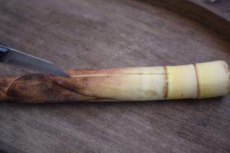 先用刀把春笋的老根切下去，再用刀在春笋的表面轻轻的划一刀，沿着刀缝处用手往两边掰，春笋的外衣就能很轻松的剥下来了。
