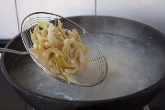 将焯过水的春笋片放入步骤7的汤里。