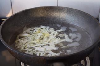 锅里放适量的凉水，水开后放入春笋片，大火煮开，煮约1或者2分钟，捞出备用。