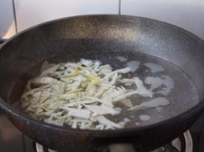 锅里放适量的凉水，水开后放入春笋片，大火煮开，煮约1或者2分钟，捞出备用。