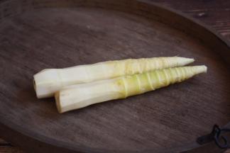 如果有老人或者孩子吃，尽量用刮皮刀把根部较老部分的皮轻轻的刮一刮。
