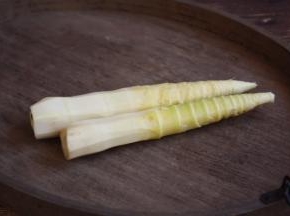 如果有老人或者孩子吃，尽量用刮皮刀把根部较老部分的皮轻轻的刮一刮。

