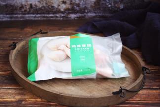 太阳谷鸡腿从冰箱里拿出来自然解冻。