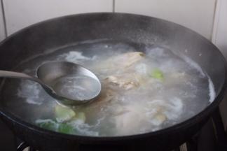 焯水时要多次撇去浮末，水滚开后捞出鸡腿备用。