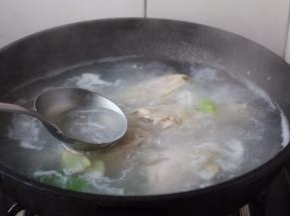 焯水时要多次撇去浮末，水滚开后捞出鸡腿备用。